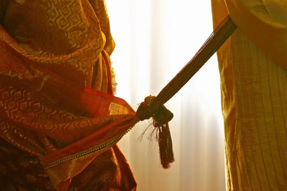 传统印度教习俗字面上将二人衣服“联结”起来以示婚姻的结合。