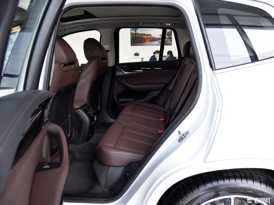宝马x3 2021款 xdrive30i 领先型 m运动套装后排空间不错,地板中央