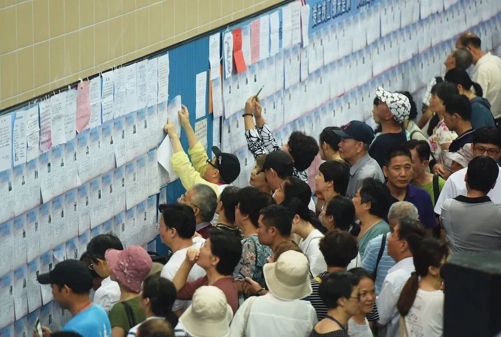 中国父母在2019年7月于杭州举行的相亲活动中阅读单身人士资料,为未婚子女挑选配偶。