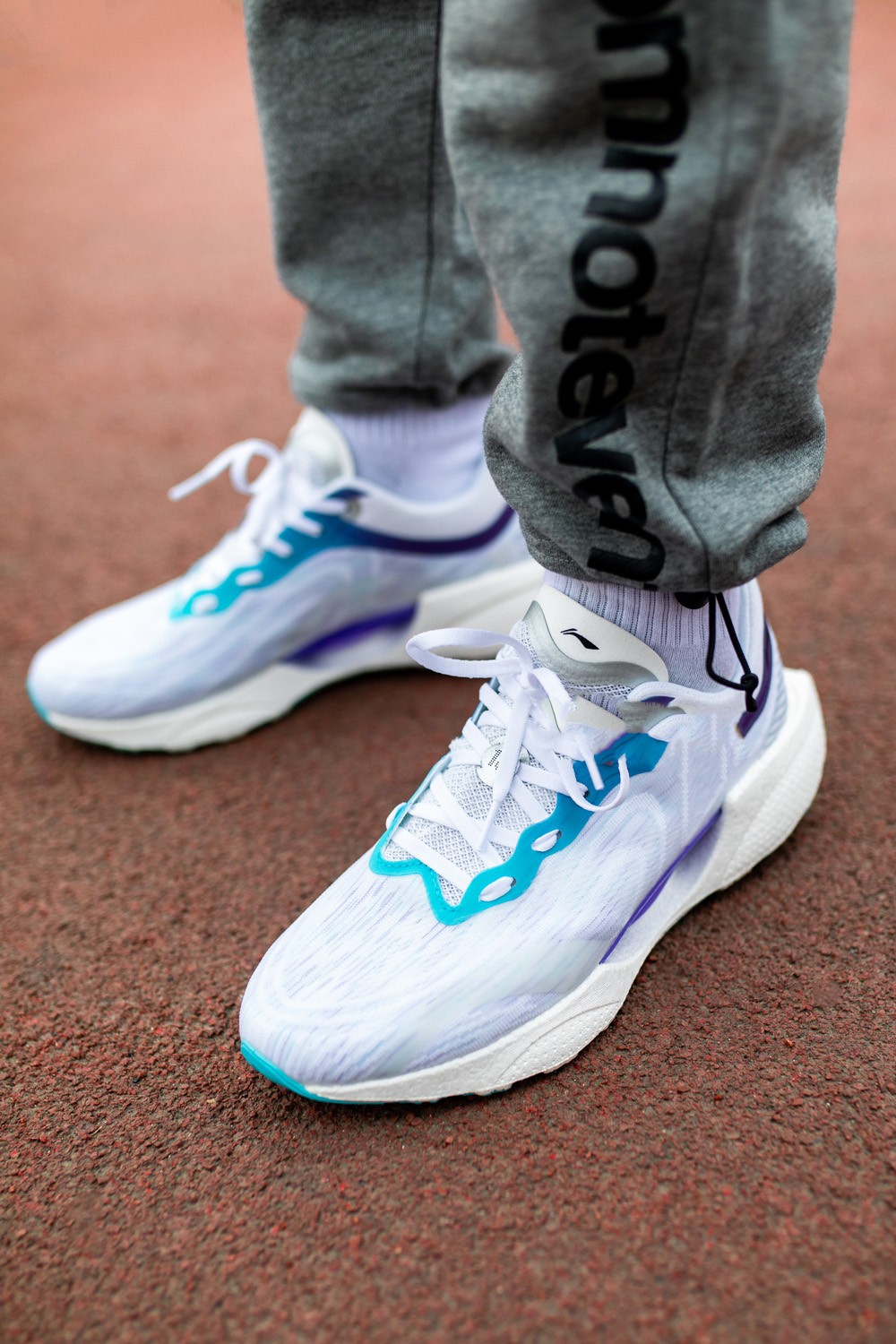 国产鞋真滴良心以前穿不起的黑科技价格腰斩脚感轻到离谱