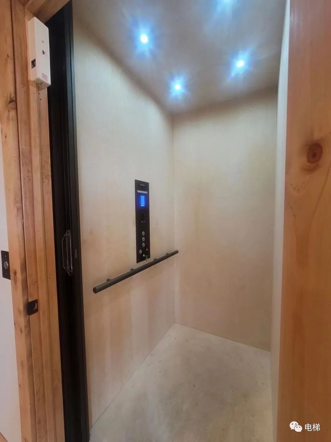 罕见原木电梯门