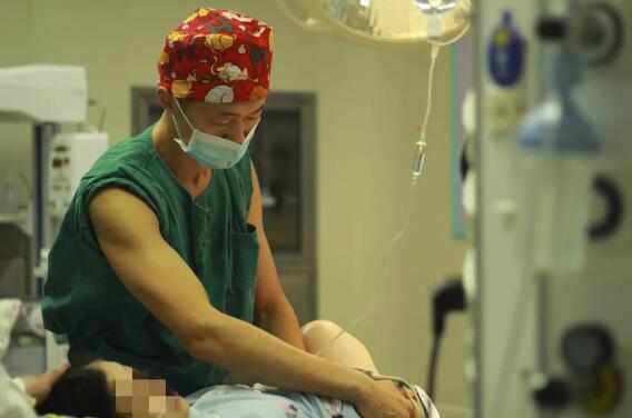 同济医院提供"我要求做无痛分娩,但等不到麻醉医生,"回想起这次生二胎