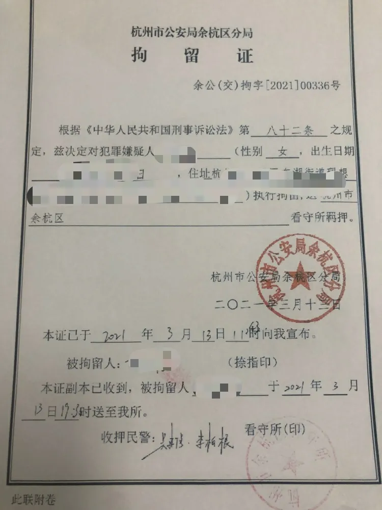 新手驾驶员开车上路,要严格遵守交通法规,摒弃交通陋习,眼观六路,耳听