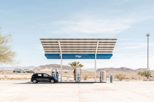 美国政府拟推出一揽子基础设施计划。图为加州一处电动汽车充电站。（美国《纽约时报》网站）