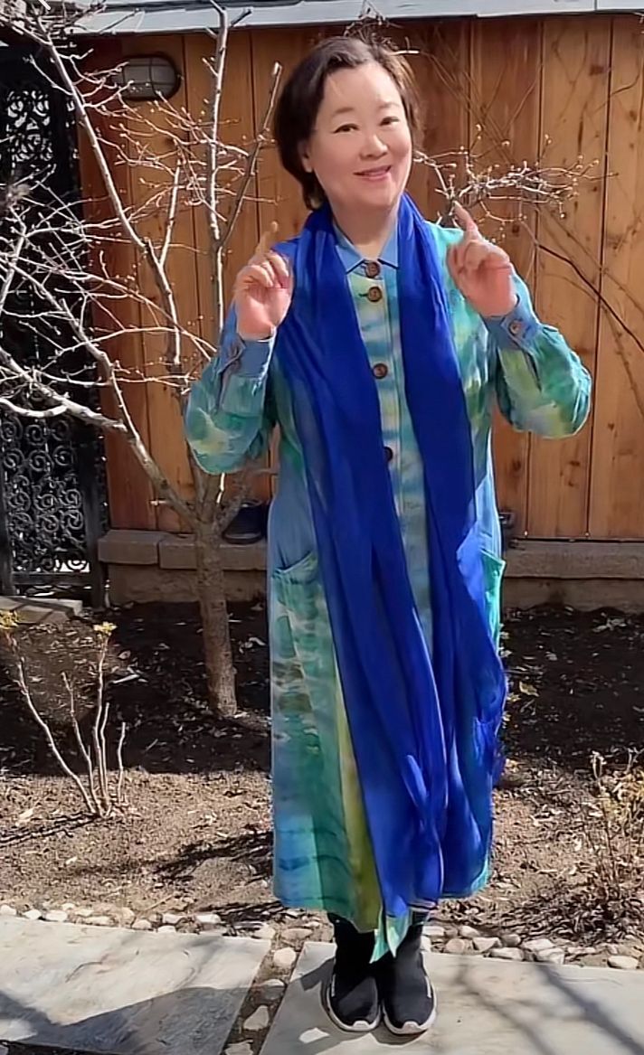 65岁方青卓晒近照皮肤细嫩有气质老戏骨到老体态也优雅