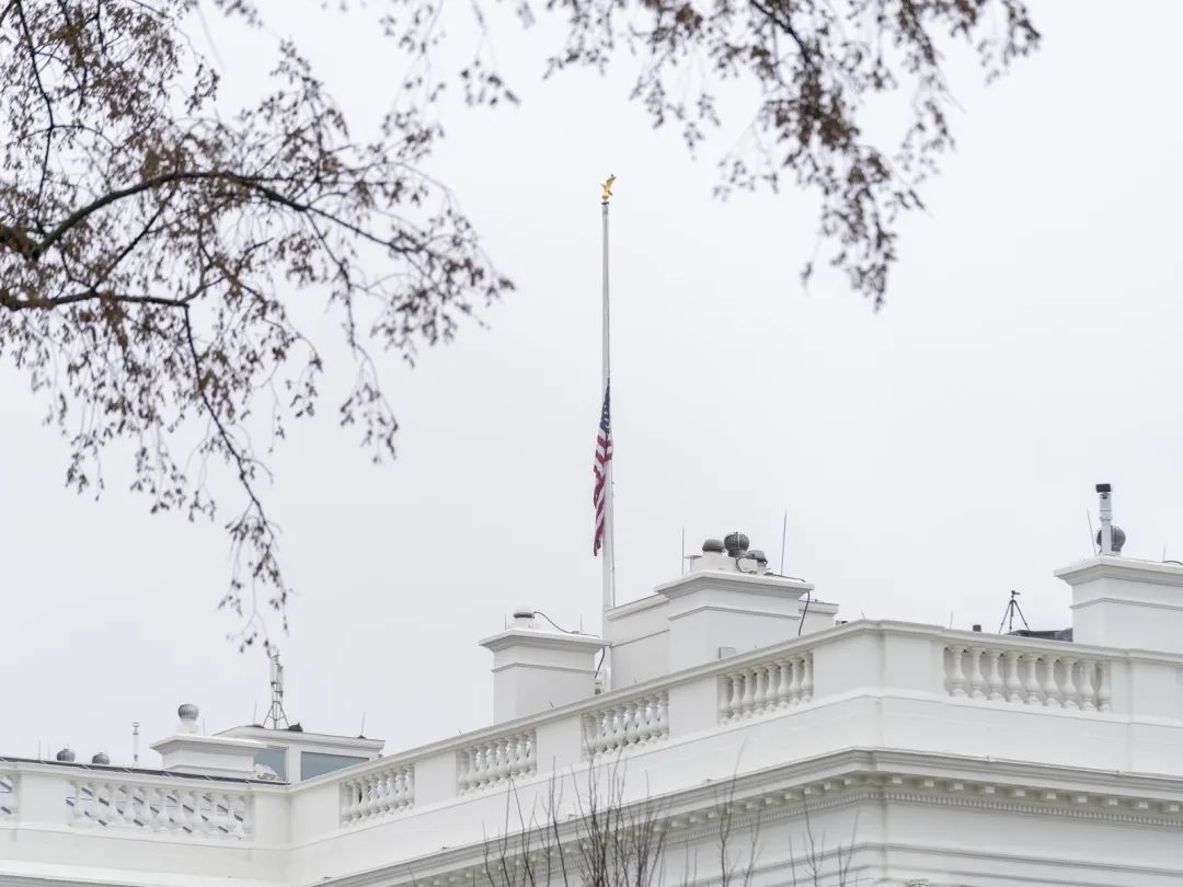 白宫于18日起降半旗 图源:外媒