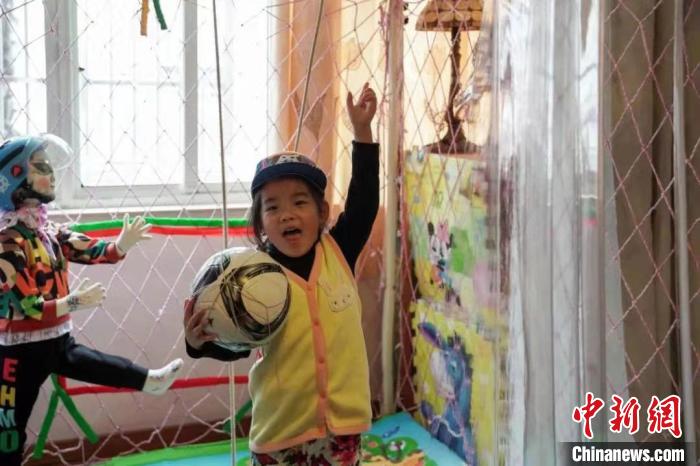 在家就能踢球！上海89岁“发明家爷爷”造足球屋休闲区蓝鸢梦想 - Www.slyday.coM