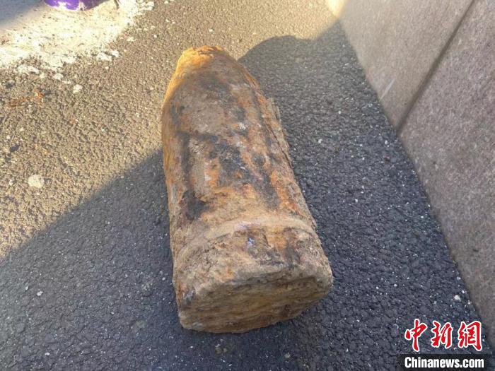 江苏常州一工地挖出一枚30斤炮弹休闲区蓝鸢梦想 - Www.slyday.coM