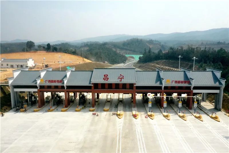 昌保高速公路起于临沧市凤庆县勐佑镇与保山市昌宁县温泉镇交界处的