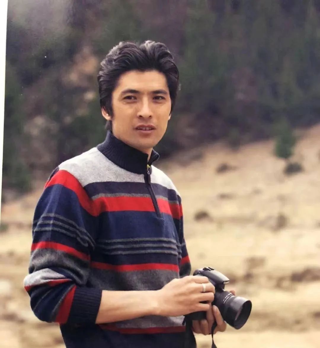 洪的帅简直就是帅气中还带着成熟的韵味深邃的眼眸挺拔的鼻梁高高的