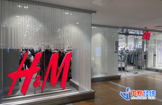 实探风波中的H&M门店：店员一问三不知，顾客排队试衣
