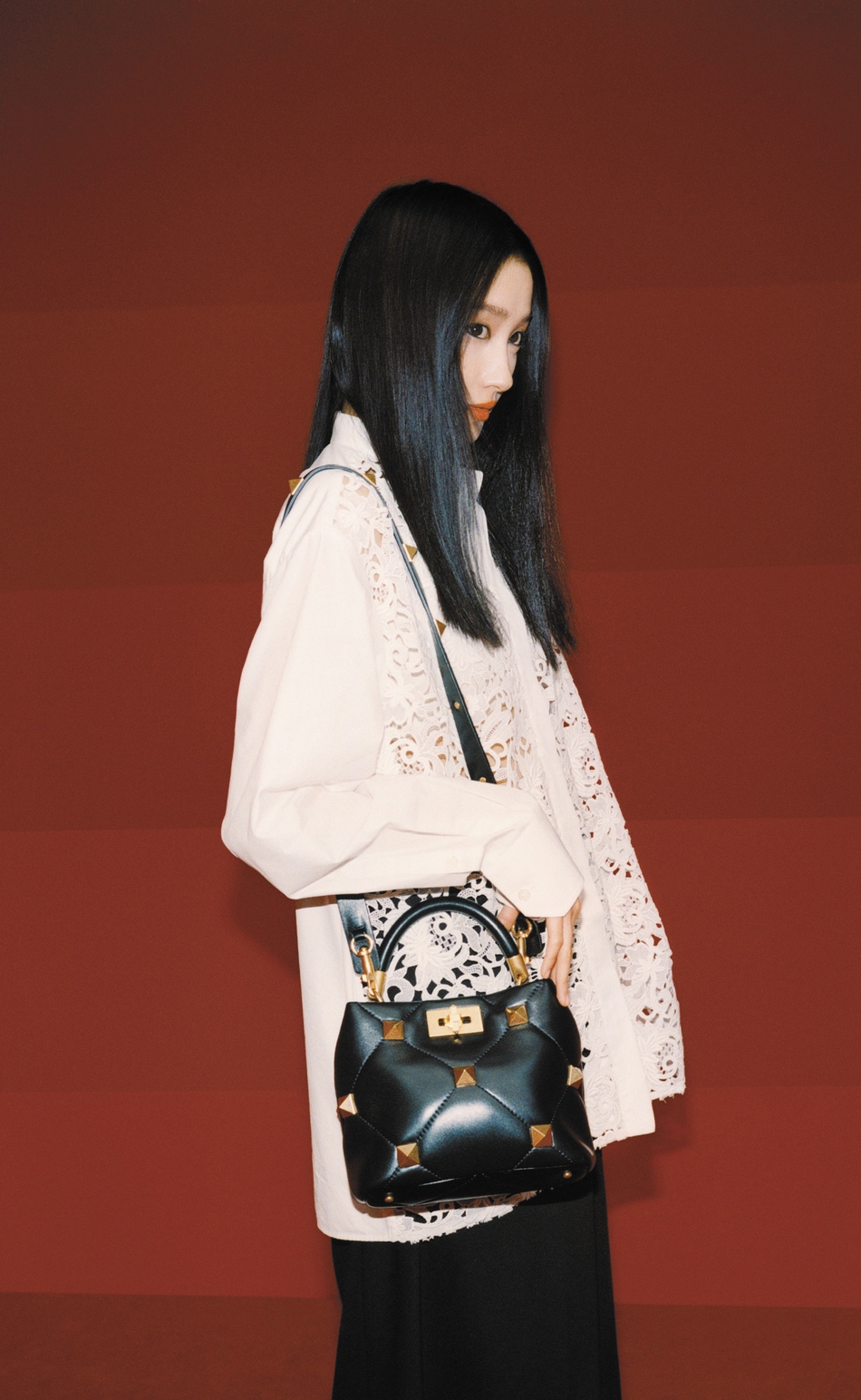 关晓彤朋克妆容个性十足长腿逆天比例超优越