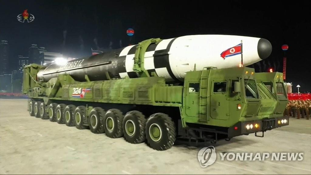 资料图片：2020年10月10日，朝鲜举行劳动党成立75周年阅兵仪式并公开新型洲际弹道导弹（ICBM）。韩联社/朝鲜中央电视台画面截图