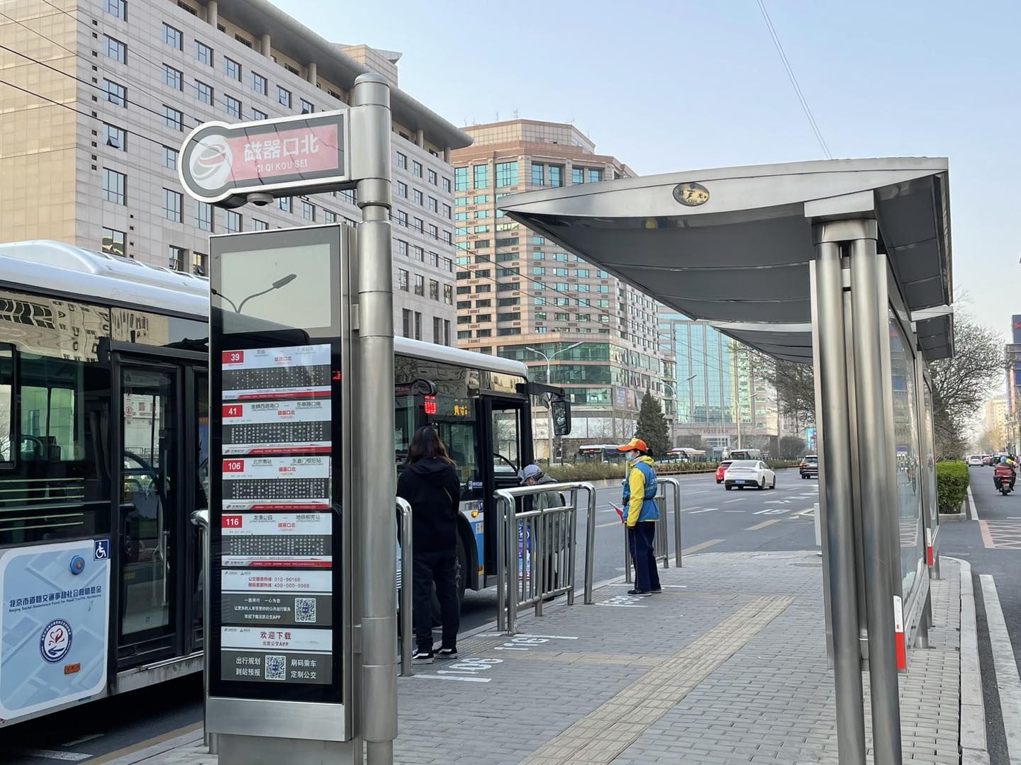 北京部分电子公交站牌长期黑脸公交集团将逐步推进使用