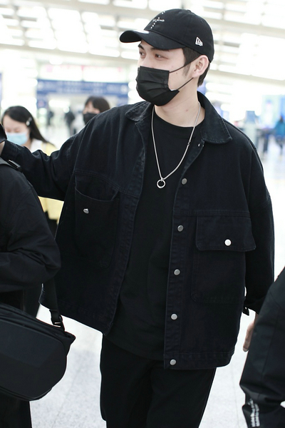 霸道总裁!张彬彬全黑穿搭现身 和粉丝互动超有爱