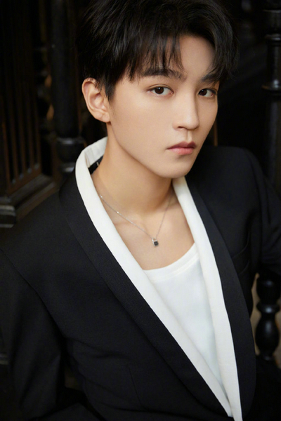 侧颜杀王俊凯穿黑色西装露锁骨帅气十足