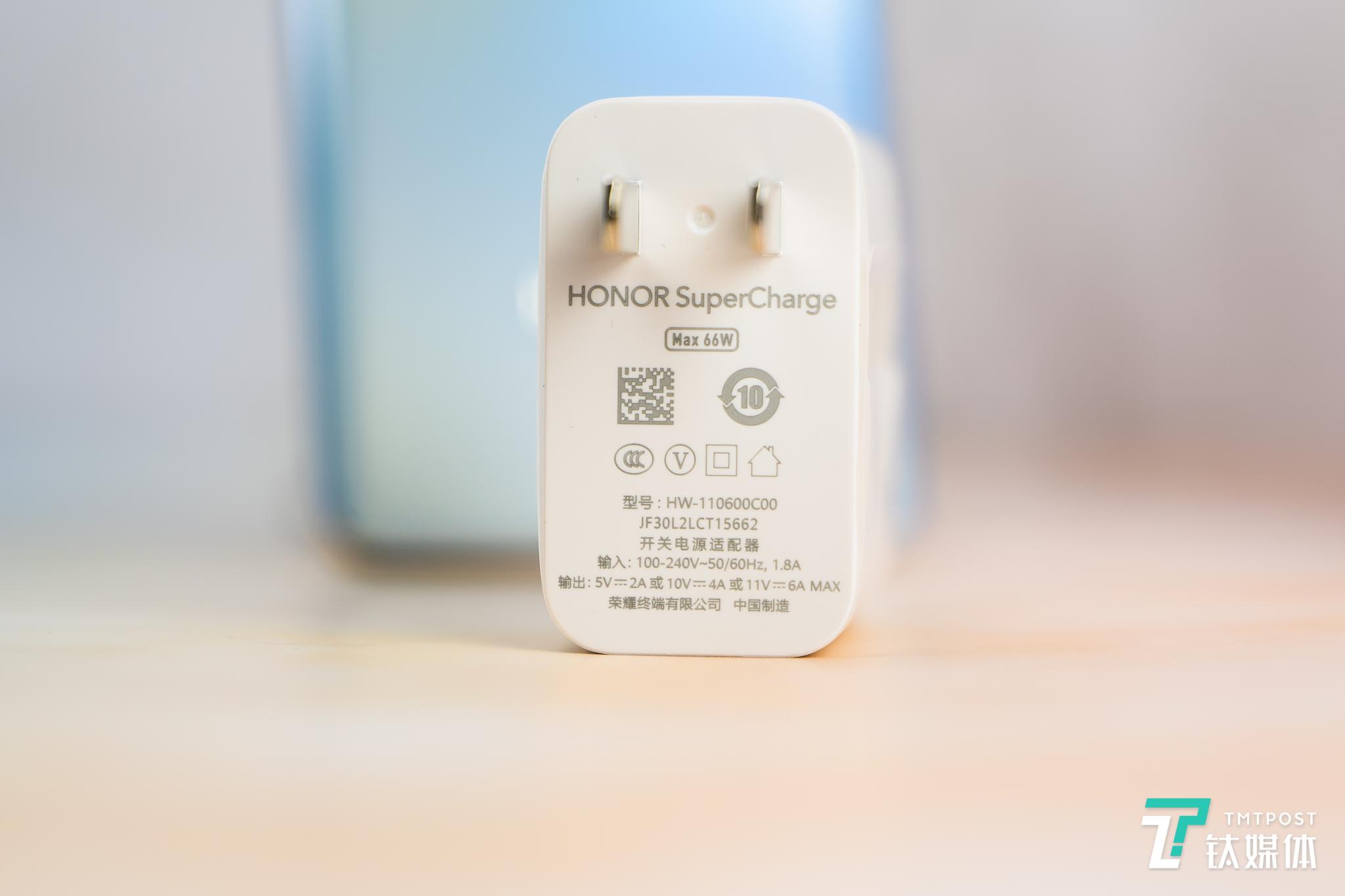 荣耀v40轻奢版66w充电器总体而言,它在续航方面十分给力,并且能通过