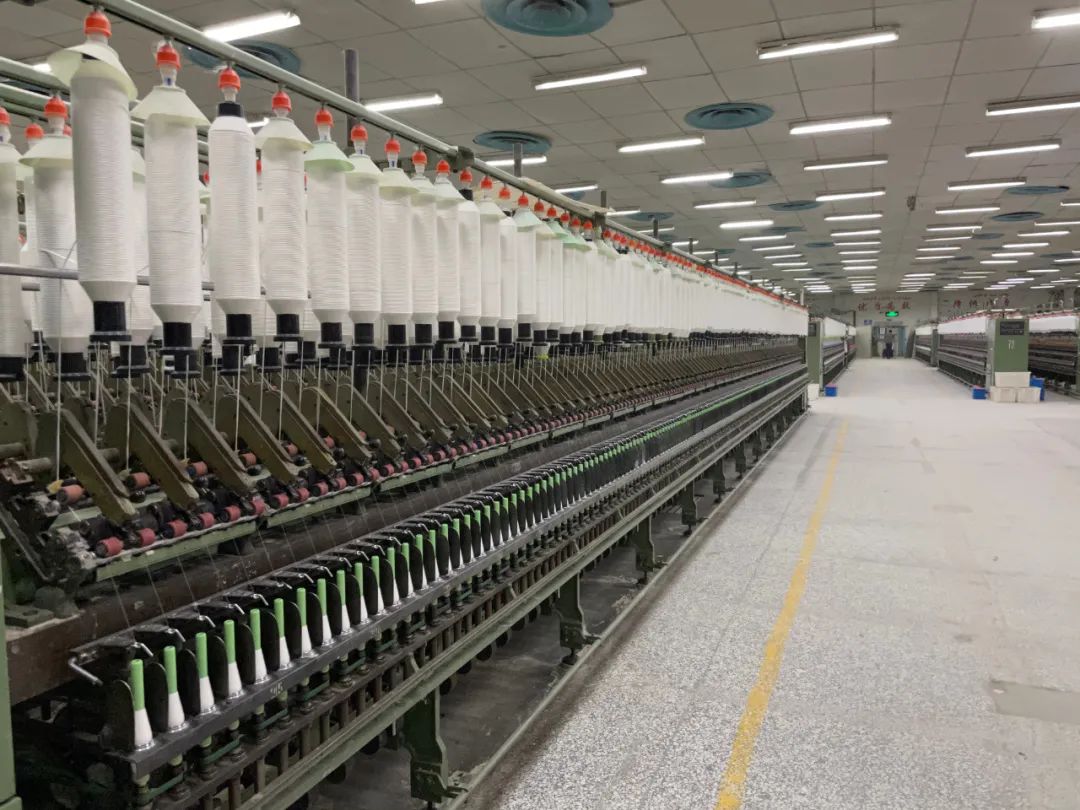 新疆棉纺织企业已经实现大规模机械化操作，工厂内只有少量的工人