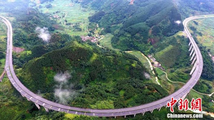 兰海高速公路广西河池段。