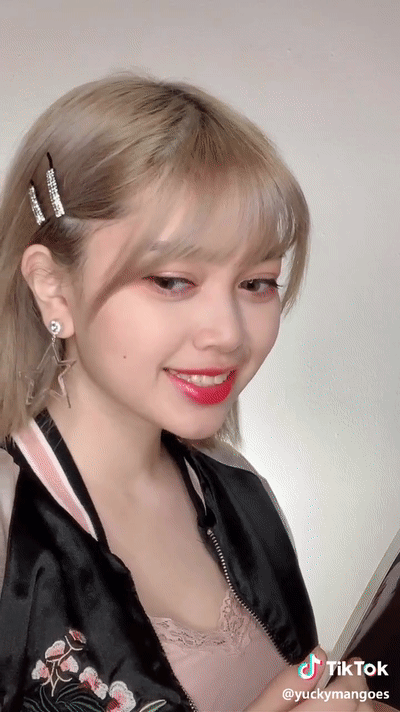 重庆某美女大学老师撞脸lisa走红超高情商获千万人点赞拒绝过度娱乐化