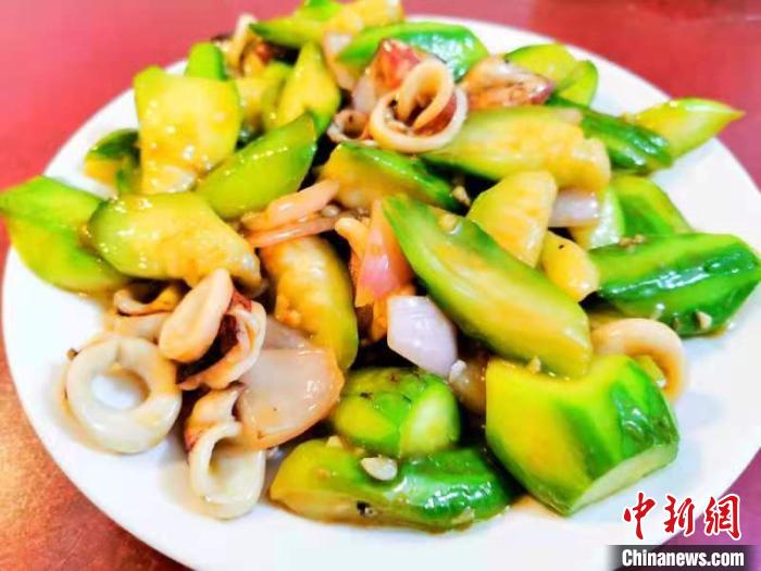 鲜鱿鱼炒丝瓜 李晓春 摄