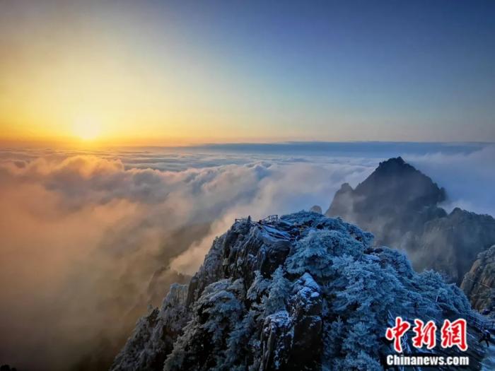 安徽黄山风景区雪后放晴，漫山银装素裹，云雾翻腾。王新来 摄