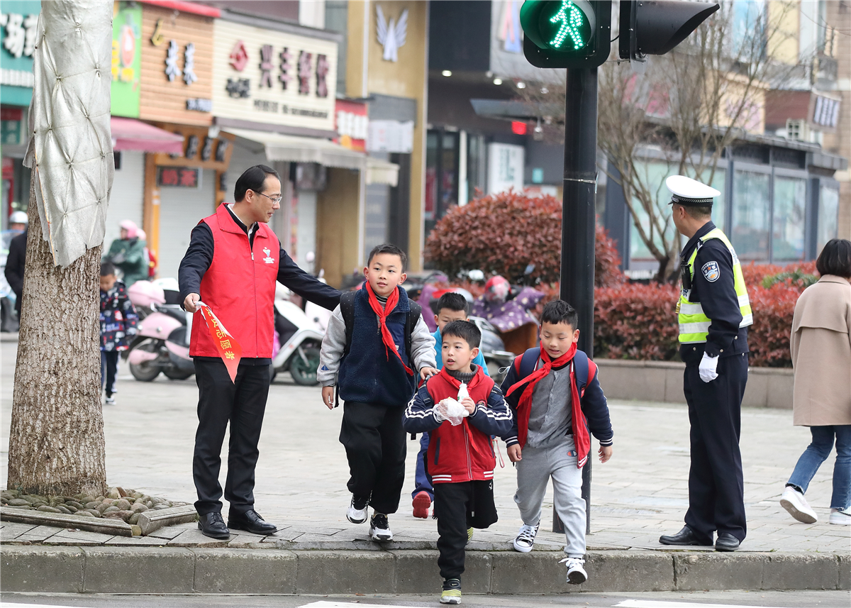 "您好,现在是红灯,请等一会儿再过马路!