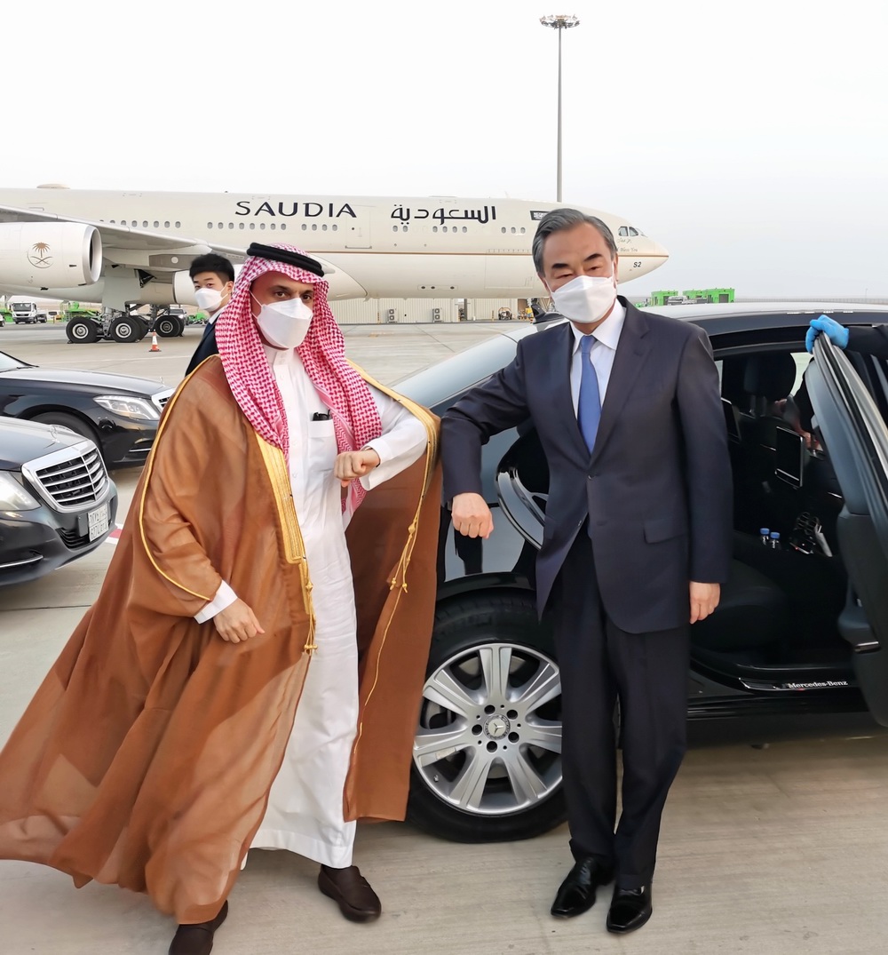 王毅结束对沙特访问沙特外交大臣机场送行