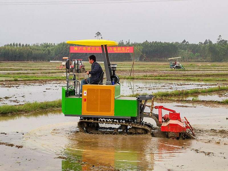 履带自走式旋耕机在田里耕作.广西农机中心供图
