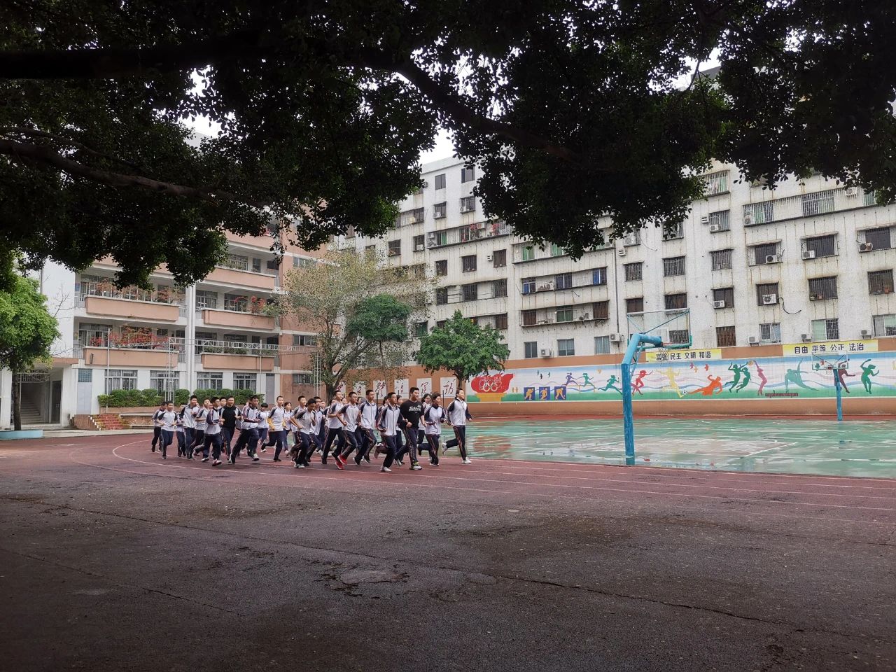 石龙三中学生在课间跑操.