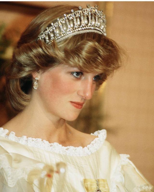 珠宝杂志主编声称戴妃为英王室珠宝添时尚感女王妹妹也有贡献
