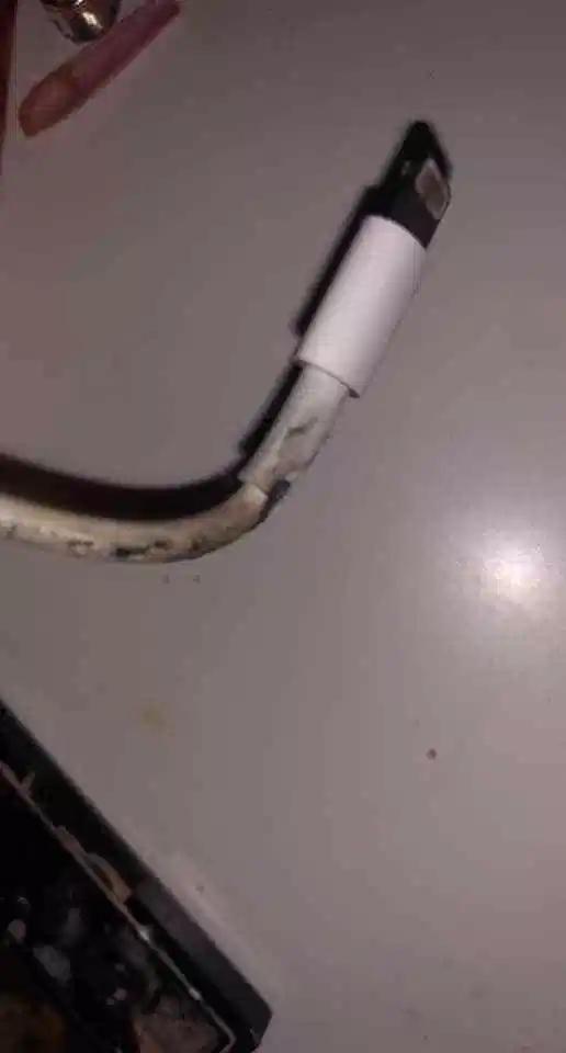 英国女孩边充电边玩iphone,充电线着火烧焦被褥烧伤面容