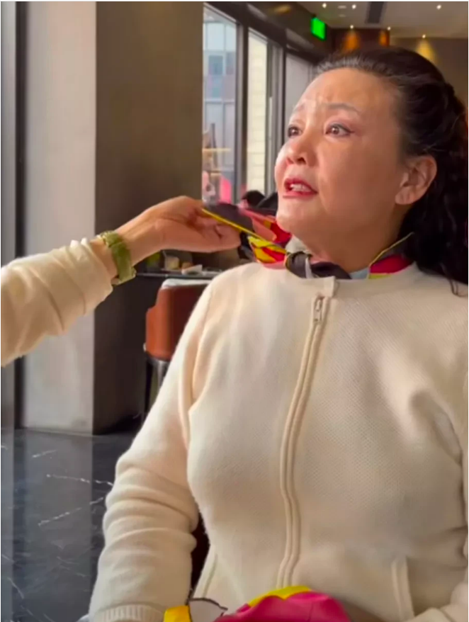 大s婆婆真会装,62岁还浓妆艳抹,没有一点老人该有的样子!