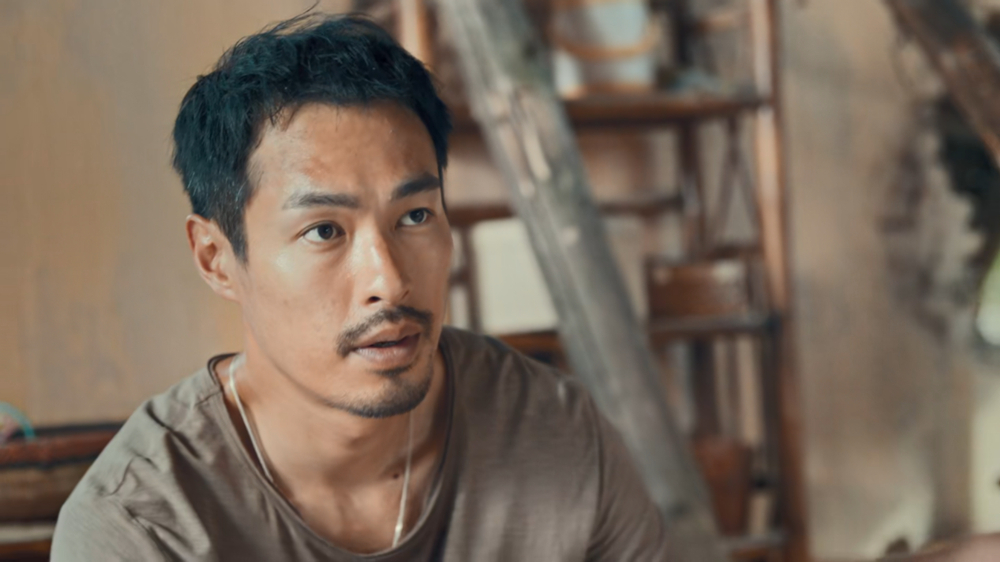 比如一开篇,周悦与因参加朋友婚礼意外滞留此地的海归外科医生李天成