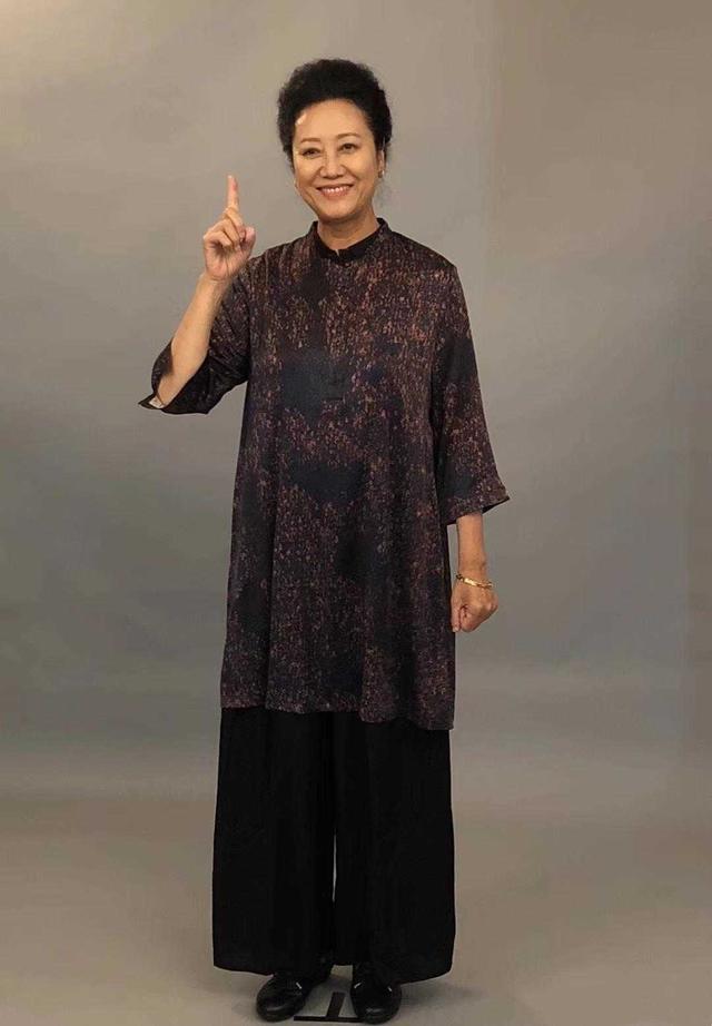 王丽云现身配音,羽绒服里套黄色卫衣,65岁的老奶奶还这么时髦!