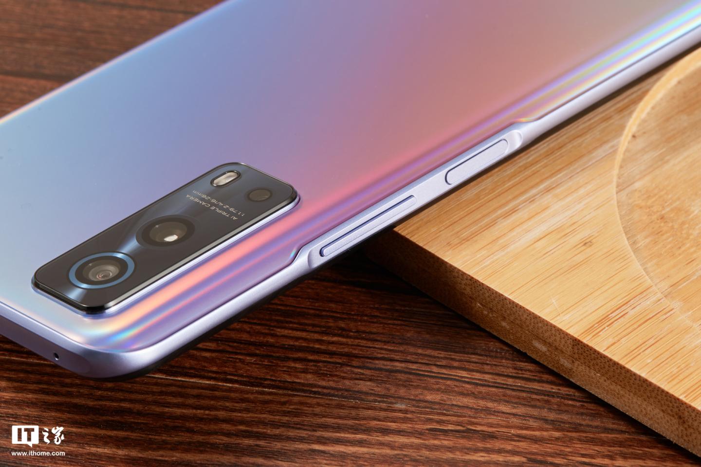 【it之家开箱】iqoo z3 图赏:炫彩精致,细腻触感|it之家|手机|屏幕