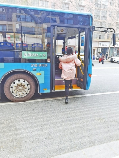 车长跪着当台阶获点赞 在郑州上公交,能否全都如履平地?