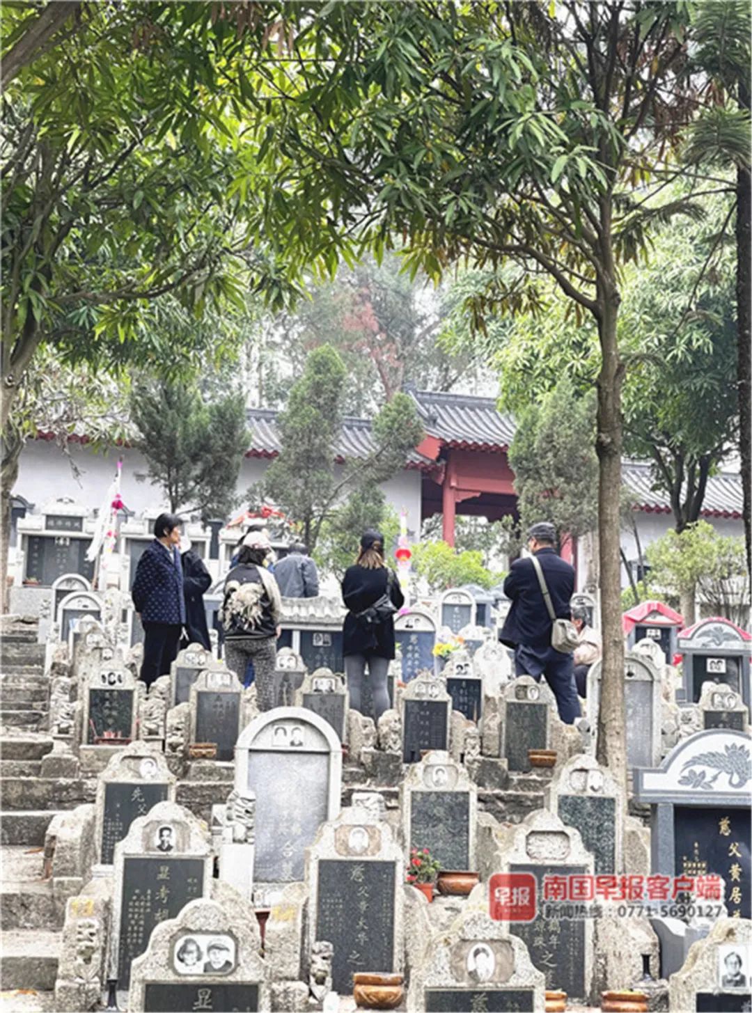 3月24日,市民来到南宁佛子岭公墓开展祭扫活动.