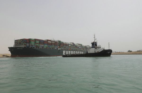 这是3月25日在埃及苏伊士运河拍摄的重型货船搁浅现场。新华社发