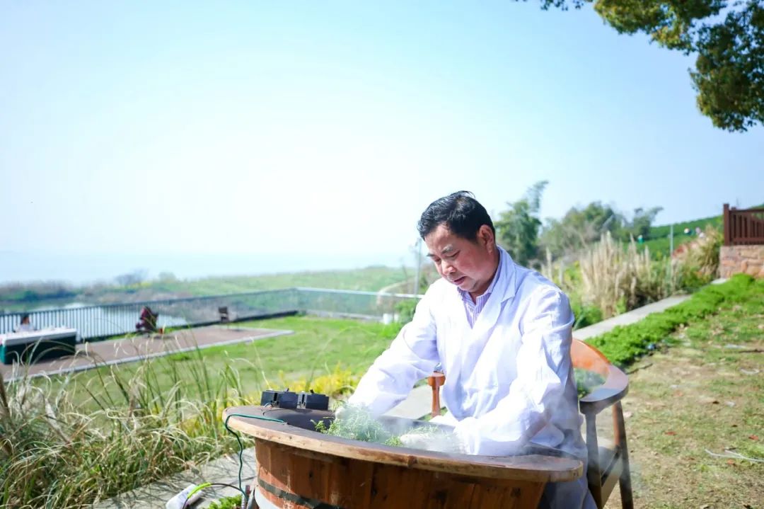 另外,江苏省炒茶大师周建康还带来了精彩的手工炒茶制作表演.