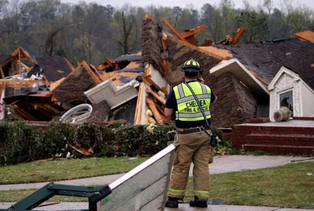 美国阿拉巴马州遭龙卷风袭击已致5死，现场视频曝光有人惊恐尖叫休闲区蓝鸢梦想 - Www.slyday.coM
