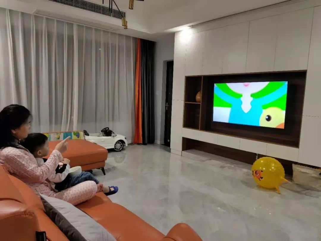 卧室有必要放电视机?别拒绝得太急,问问家人怎么想的!|电视机|床尾|看