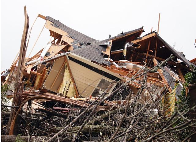 美国阿拉巴马州遭龙卷风袭击已致5死，现场视频曝光有人惊恐尖叫休闲区蓝鸢梦想 - Www.slyday.coM