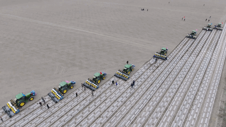 ▲图为自动导航驾驶的拖拉机助力新疆春耕春播。来源：新华社