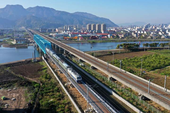 顺利驶入临海东站,标志着浙江交通集团金台铁路动态检测工作圆满结束