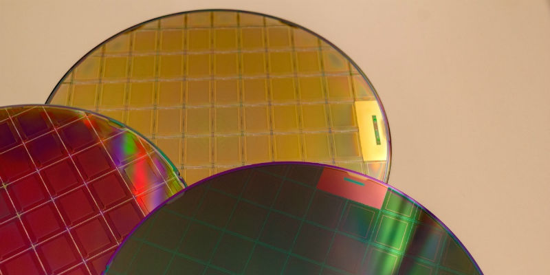 找出路在日本和中国台湾的大型厂商形成垄断的半导体材料的硅晶圆市场