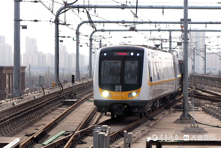 山东首条全自动运行地铁线济南地铁2号线每列车都配备安全员