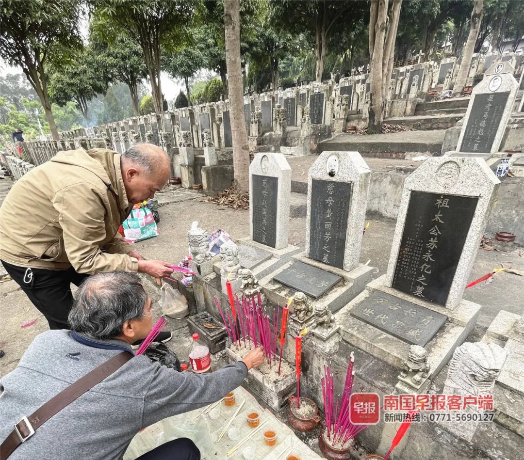 3月24日,市民来到南宁佛子岭公墓开展祭扫活动.