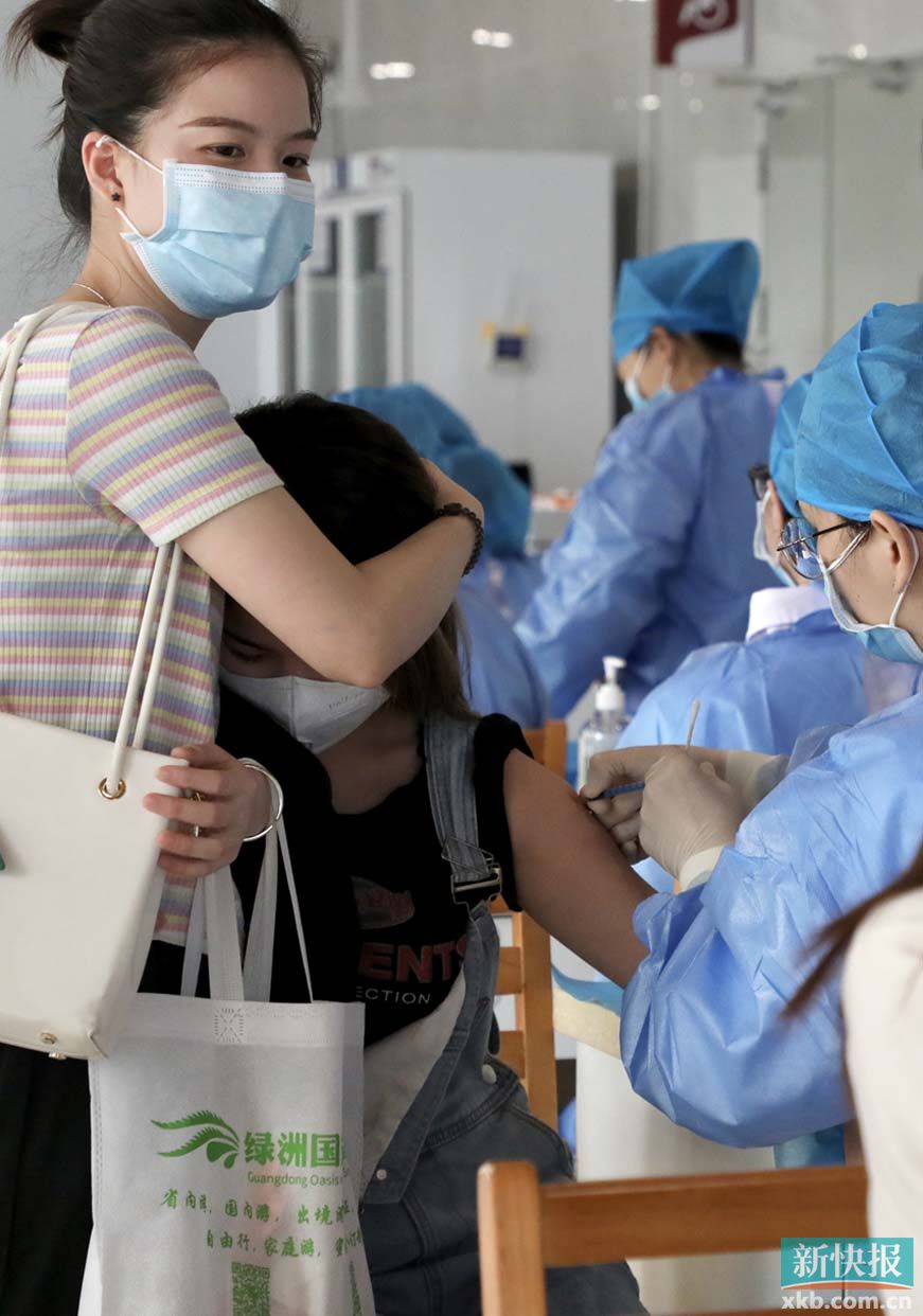 视频直击广州市民排队接种新冠疫苗全过程接种者好幸福