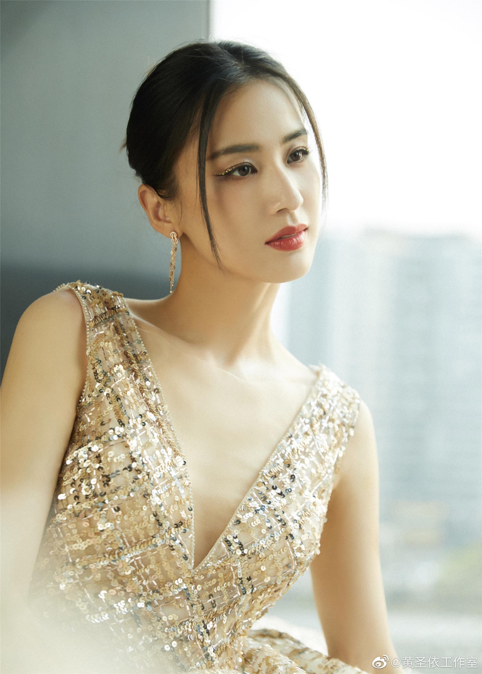 黄圣依秀深v美背亮片眼妆配红唇玩转诱惑